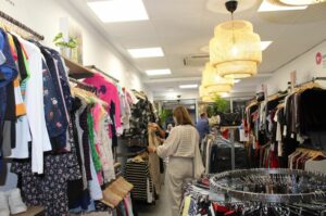 La tienda de Moda Re ya es una realidad en Ciudad Real Caritas Diocesana de Ciudad Real