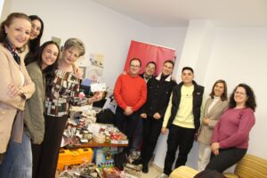 La alegría del Sorteo de Reyes llega a Alfonsa, Araceli y Juan con las cestas solidarias de Cáritas