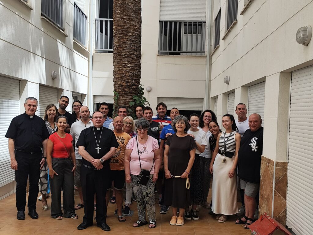 Mons. Abilio Martínez conoce de primera mano la labor de los centros de Inclusión de Cáritas Diocesana de Ciudad Real